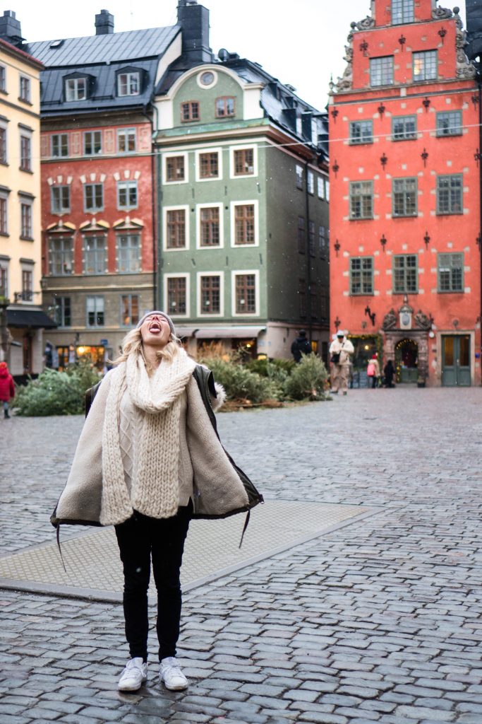 Winter Wonderland Lookbook; blonde in Gamla Stan Stockholm chunky knit scarf and beanie snowing