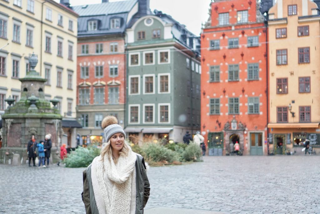 Winter Wonderland Lookbook; blonde in Gamla Stan Stockholm chunky knit scarf and beanie snowing